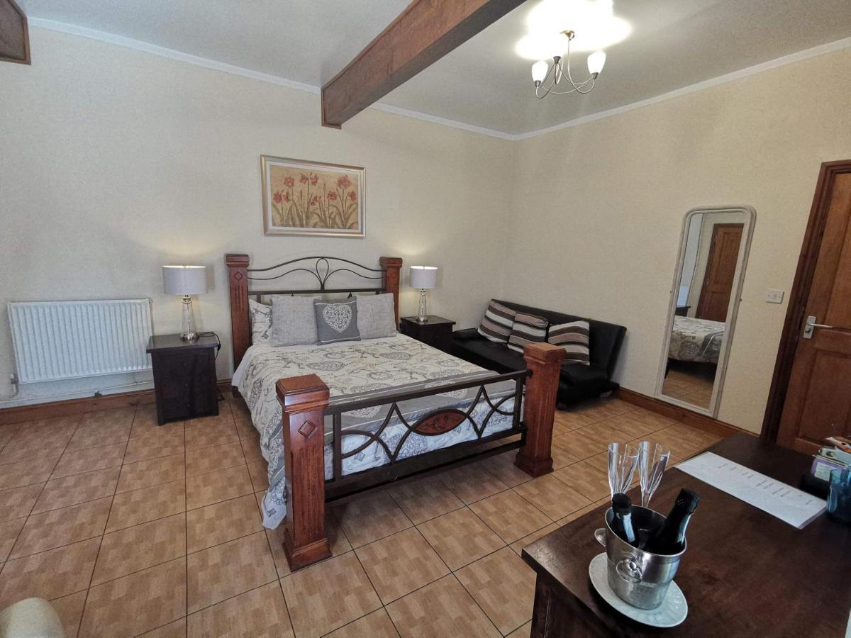 6 Central Hotels Near Trentham Golf Club That Deliver